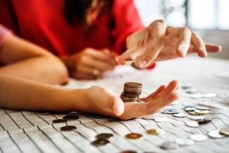 teaching child to count coins - stacking coins in hand